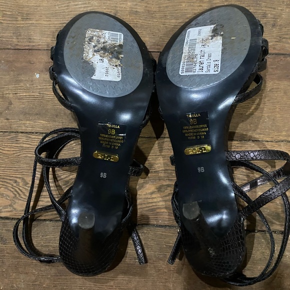 Size 9 heels - Picture 3 of 4